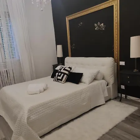 Aurora Flowers - Two And Free Parking Near Center And Train Station Módena