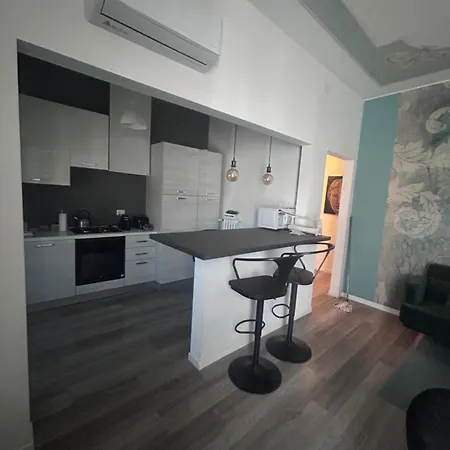 Aurora Flowers - Two And Free Parking Near Center And Train Station