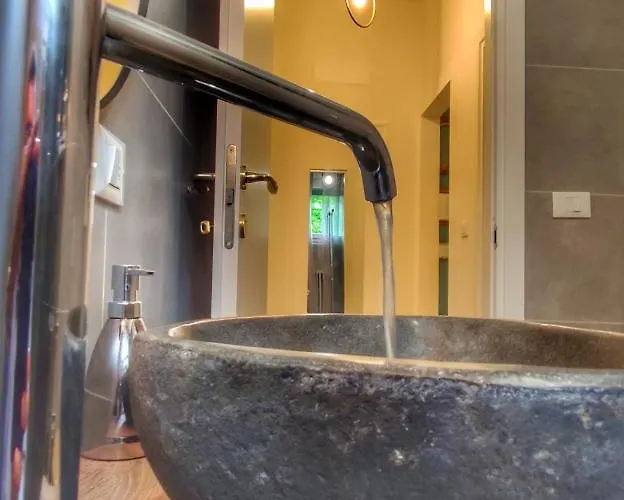 Aurora Flowers - Two And Free Parking Near Center And Train Station Apartament Modena