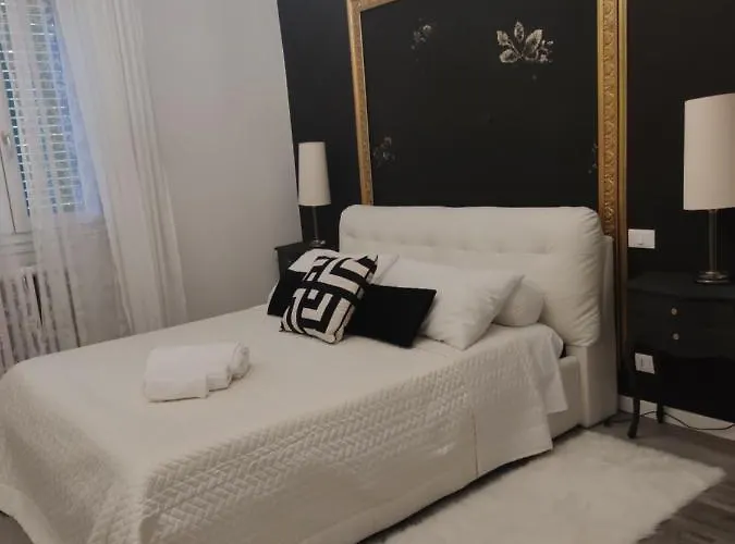 Aurora Flowers - Two And Free Parking Near Center And Train Station Μόντενα